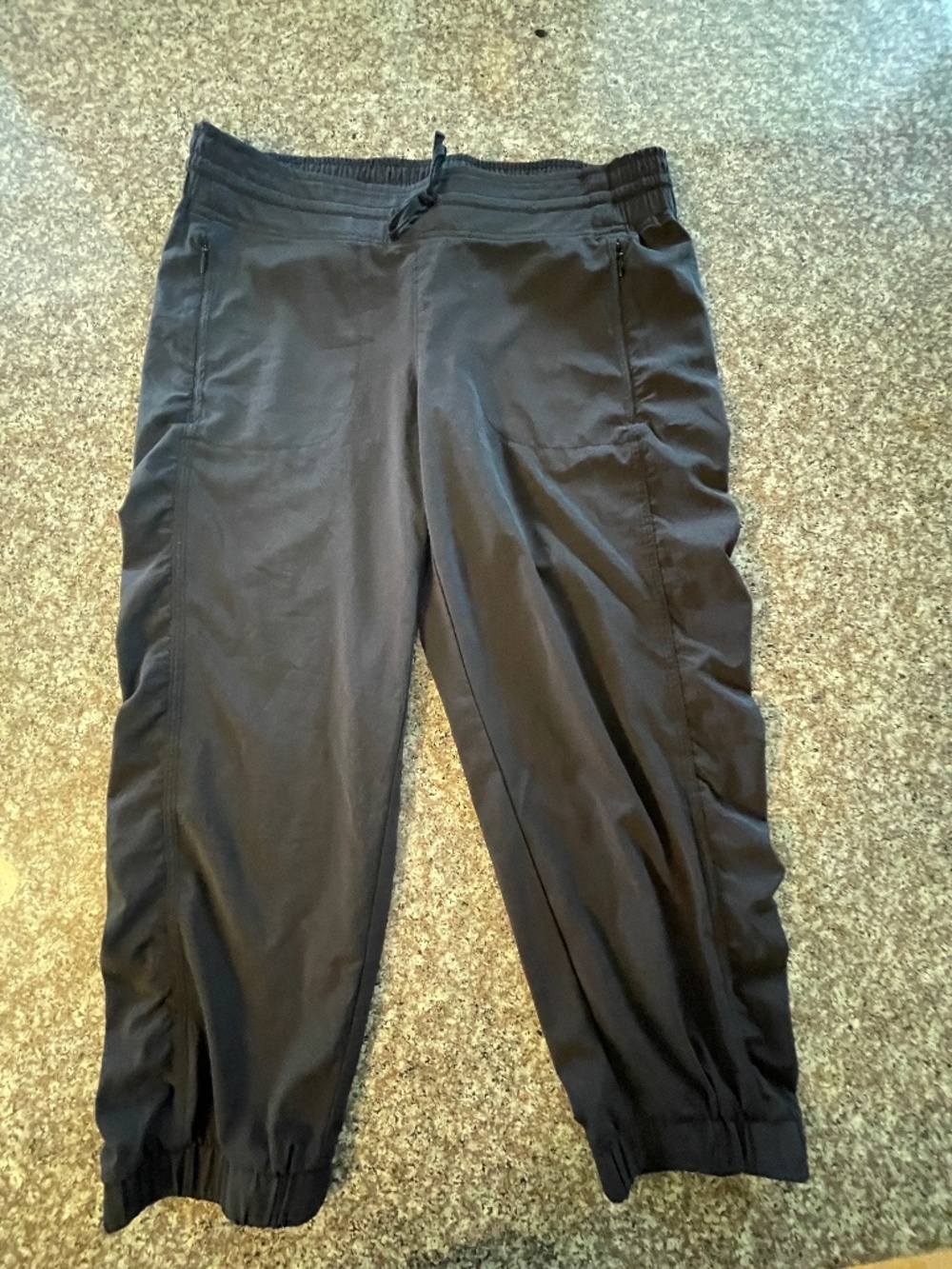 Athleta La Viva Capris size 10 Black 2 Front zipper pockets 2 back zipper pocket